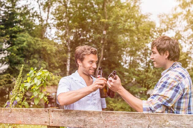 IMAGO Creative: Landleben - Alfresco, Draußen Two male adult friends toasting with beer bottles at garden fence, 04.12.2014, Copyright: xMatellyx, model released, drinking,wearing,congratulating,making a toast,copy space,head and shoulders,side view,home ownership,at home,achievement,refresh,sharing,success,contented,friendship,happiness,relaxation,nature,tree,beer bottle,30 to 34 years,25 to 29 years,male,man,mid adult man,young man,neighbor,two people,beard,wooden fence,outdoors,garden,rural,summer,day,casual clothing,shirt,smiling,drink,alcoholic beverages,lifestyle,leisure,only male,bromance,male bonding,leaning against,December 2014 Release,Consuming Food,Drinking,Mid Adult,30-34 Years,Young Adult,25-29 Years,Male,Men,Young Men,Mid Adult Men,Neighbor,Achievement,Success,Home Ow Ref:IS09AN00R