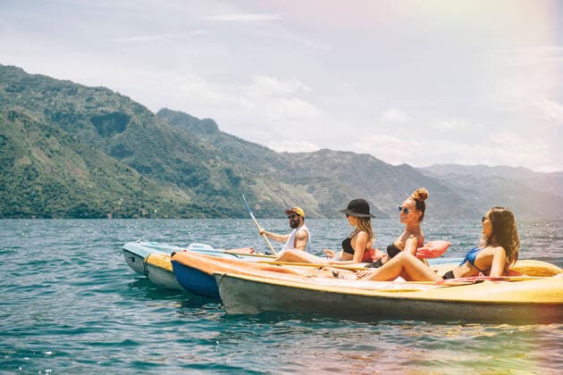 IMAGO Creative: Landleben - Alfresco, Draußen Four young adult friends kayaking on Lake Atitlan, Guatemala, 19.02.2015, Copyright: xKatexBallisx, model released, wearing,copy space,side view,adventure,bonding,carefree,freedom,sharing,togetherness,friendship,happiness,getting away from it all,on the go,nature,in a row,20 to 24 years,25 to 29 years,only young adults,caucasian ethnicity,female,woman,young woman,male,man,young man,backpacker,four people,guatemala,outdoors,rural,lake,lake atitlan,day,life jacket,swimwear,energy,lifestyle,sunlight,water,leisure,water sport,kayaking,travel,gap year,vacation,backpacking,youth culture,transport,kayak,adventure travel,kayaker,travel destination,active,both male and female,February 2015 Release,Caucasian Ethnicity,Young Adult,20-24 Years,25-29 Ref:IS09AP4BZ
