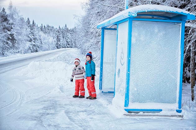 IMAGO Creative: Countdown bis Weihnachten, Nach Hause reisen Two brothers waiting at snow covered bus stop, Hemavan,Sweden, 28.04.2015, Copyright: xFrankxandxHelenax, model released, wearing,looking,watching,waiting,front view,full length,anticipation,childhood,cute,independence,innocence,sharing,togetherness,friendship,nature,frozen,child,caucasian ethnicity,male,boy,only boys,two people,sweden,outdoors,rural,forest,winter,day,bus stop,knit hat,skiwear,family,sibling,brother,lifestyle,leisure,travel,commuting,journey,vacation,snow,transport,5 to 6 years,route,travel destination,only male,waterproof clothing,8 to 9 years,snow covered,male bonding,May 2015 Release,hemavan,Watching,Waiting,Caucasian Ethnicity,Child,Elementary Age,5-6 Years,6-7 Years,8-9 Years,Male,Boys,Only Boys,Family,Brother,Commu Ref:IS09AR1TI