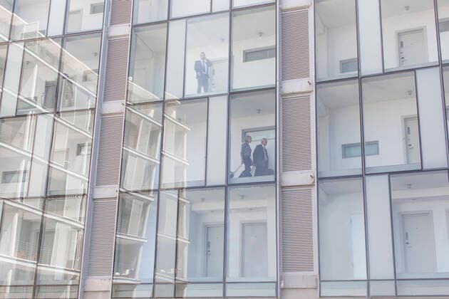 IMAGO Creative: Dichotomien, Reflexionen - Architektur IMAGO Creative: Dichotomien, Reflexionen Businessmen and woman in corridors of glass fronted hotel, 15.06.2015, Copyright: xZeroxCreativesx, model released, , property released, wearing,talking,leaving,using,low angle view,reflection,anticipation,arrive,connections,repetition,aspiration,on the go,wheeled suitcase,50 to 54 years,30 to 34 years,60 to 64 years,caucasian ethnicity,female,woman,mature woman,male,man,mid adult man,senior man,three people,businessman,businesswoman,hotel,window,modern architecture,corridor,outdoors,day,business,communication,technology,business travel,city break,building exterior,business attire,part of,detail,scale,both male and female,smartphone,over under,glass fronted,June 2015 Release,Talking,Leaving,Caucasian Ethnicity,Mature Adult,50-54 Years,Mid Ref:IS09AR98A