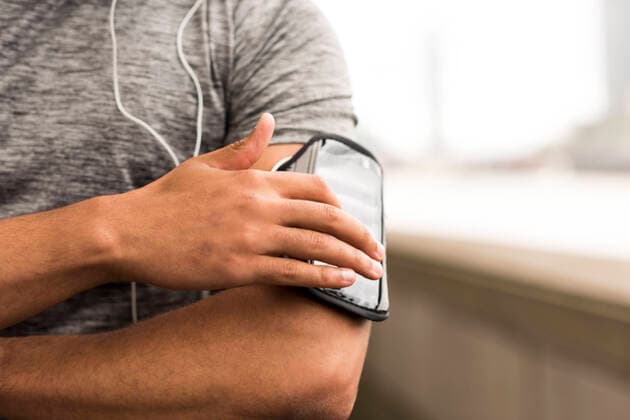 IMAGO Creative: Sport Start-Up Cropped shot of male runner choosing music on smartphone armband, 08.09.2015, Copyright: xBenxPipexPhotographyx, model released, choosing,jogging,running,recreation,listening,using,close-up,cropped,front view,city living,connections,determination,preparation,real people,athleticism,well being,arm,finger,mixed race ethnicity,young man,only one young man,one person,jogger,runner,outdoors,urban,riverside,day,armband,entertainment,technology,earphones,music,sound,sport,active lifestyle,part of,only male,smartphone,touch screen,wired,September 2015 Release,Running,Hearing,Listening,Mixed Race Person,Male,Men,Young Men,Athlete,Runner,Choice,Decisions,City Life,Connection,Determination,Noise,Preparation,Real People,Wellbeing,One Person,Part Of, Ref:IS09AT2LY