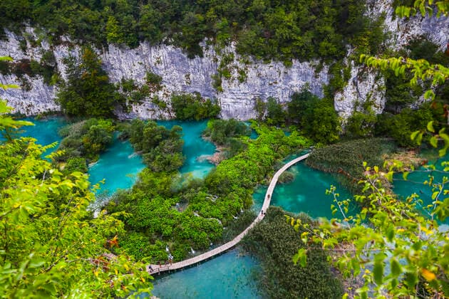 Plitvice Lakes National Park In Croatia A view on a wooden boardwalk traill leading tourists through Plitvice Lakes National Park in Croatia on September 15, 2021. In 1979, Plitvice Lakes National Park was inscribed on the UNESCO World Heritage list, due to its outstanding and picturesque series of tufa lakes, caves, connected by waterfalls. Plitvice Lake Croatia zawrzel-plitvice210915_np5TG  Copyright: xBeataxZawrzelx