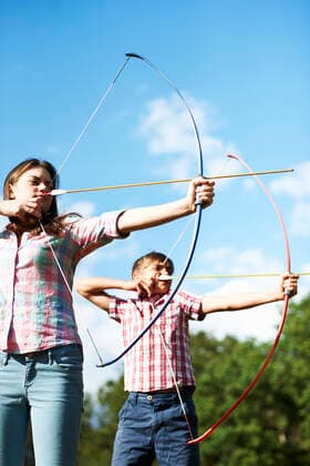 IMAGO Creative: Landleben - Alfresco, Draußen Teenage brother and sister practicing archery, 18.09.2015, Copyright: xAdiexBushx, model released, aiming,wearing,practising,hobby,using,side view,adolescence,anticipation,childhood,concentration,precision,bonding,competition,sharing,skill,togetherness,friendship,happiness,child,13 to 15 years,caucasian ethnicity,female,teenage girl,male,teenage boy,two people,archer,outdoors,rural,summer,day,casual clothing,smiling,brother,sister,lifestyle,sunlight,leisure,sport,archery,bow and arrow,family life,sibling rivalry,both male and female,synchronized,September 2015 Release,Physical Activity,Practising,Aiming,Thinking,Concentration,Caucasian Ethnicity,Child,Female,Girls,Teenage Girls,Teenage Girl,Male,Boys,Teenage Boys,Teenage Boy,Athlete,Arch Ref:IS09AT48L