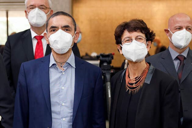 Ugur Sahin und Özlem Türeci, die Gründer des Biotechnologie-Unternehmens Biontech, bei der Verleihung der Ehrendoktorwürde der Medizinischen Fakultät der Uni Köln und der Eintragung ins Goldene Buch der Stadt Köln. Köln, 17.09.2021