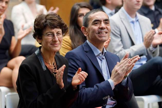 Özlem Türeci und Ugur Sahin, die Gründer des Biotechnologie-Unternehmens Biontech, bei der Verleihung der Ehrendoktorwürde der Medizinischen Fakultät der Uni Köln und der Eintragung ins Goldene Buch der Stadt Köln. Köln, 17.09.2021
