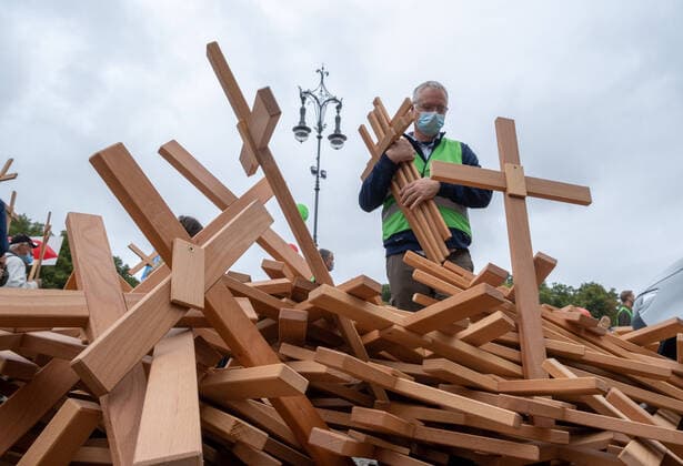 Bilder des Jahres 2021, News 09 September News Themen der Woche KW37 Mit einem Marsch fuer das Leben haben am Samstag (18.09.2021) in Berlin mehrere Hundert Abreibungsgegner fuer einen besseren Schutz des ungeborenen Lebens demonstriert. Der Bundesverband Lebensrecht warb fuer den diesjaehrigen Marsch fuer das Leben unter anderem mit Slogans wie Wir lieben Muetter! , Wir lieben Inklusion! und Wir lieben das Leben! . Im Zentrum seiner Forderungen stehen der Schutz des ungeborenen Lebens und das Lebensrecht aller Menschen von der Zeugung bis zum Tod . Laut Polizei versammelten sich vor dem Brandenburger Tor eine hoehere dreistellige Anzahl von Teilnehmerinnen und Teilnehmern. An Gegenprotesten auf der anderen Seite des Brandenburger Tores, auf dem Pariser Platz, versammelten sich etwa 100 Menschen. (S Copyright: epd-bild RolfxZoellner EDITORIAL USE ONLY