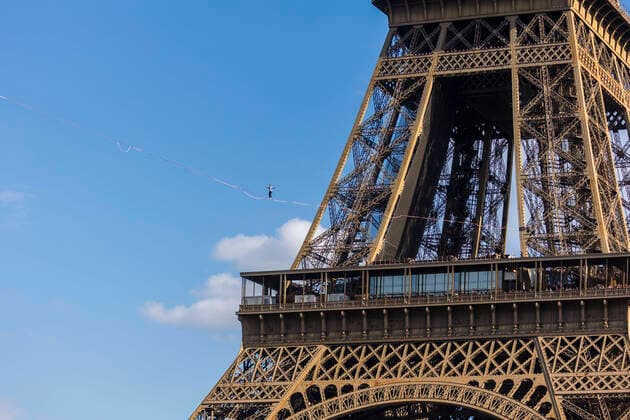 Bilder des Jahres 2021, News 09 September News Themen der Woche KW37 News Bilder des Tages Paris, France September 18, 2021 - Nathan Paulin, highline specialist, travels the 600 meters distance between the Eiffel Tower and the Palais De Chaillot, 70 m above the void. The highline is the art of moving on a thin strap of about 3 cm, stretched between two points like a tightrope walker. HIGHLINE, ACROBATE, TOUR EIFFEL, SHOW, SPECTACLE, INSOLITE, SPORT EXTREME, MONUMENT, DIVERTISSEMENT, IMPRESSIONNANT, AVENTURE, ADRENALINE, HORS NORME, ART, VIDE, MARCHER SUR UN FIL,  Copyright: xVincentxIsorex
