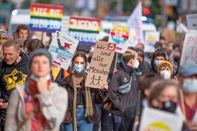 Bilder des Jahres 2021, News 09 September News Themen der Woche KW37 News Bilder des Tages Demonstranten laufen auf einem Protestmarsch durch die City von Rostock. Eine Woche vor der Bundestagswahl will das landesweite Bündnis unteilbarMV auf die Probleme im Land aufmerksam machen, die viele Menschen in Mecklenburg-Vorpommern umtreiben. Klima, Antirassismus und Soziale Gerechtigkeit stehen auf der Agenda ganz oben. An der Demonstration haben am Samstag nach Angaben vom Veranstalter etwa 1500 Menschen teilgenommen. ROSTOCK *** Demonstrators run on a protest march through the city of Rostock A week before the federal election, the statewide alliance indivisibleMV wants to draw attention to the problems in the state that many people in Mecklenburg Western Pomerania are concerned about Climate, anti-racism and social justice are Copyright: FrankxHormannx xnordlicht