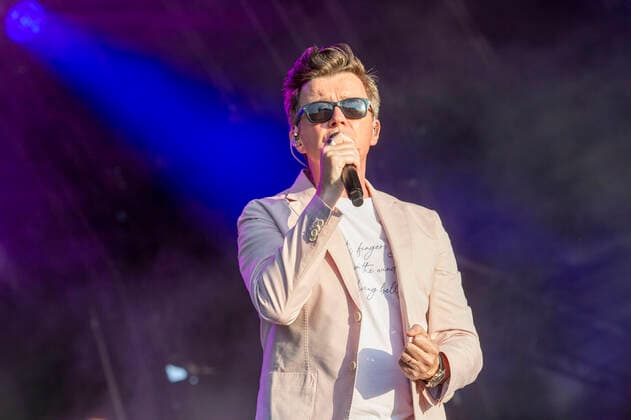 . 18 09 2021. Newbury, United Kingdom. Singer Rick Astley at Newbury races, where he performed in a concert after the race meeting.  xi-Imagesx IIM-22583-0052