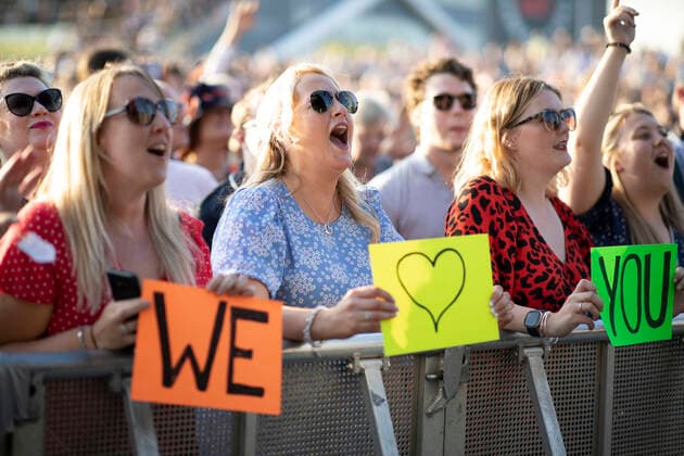 . 18 09 2021. Newbury, United Kingdom. Fans watch singer Rick Astley perform at Newbury races, United Kingdom.  xi-Imagesx IIM-22583-0055