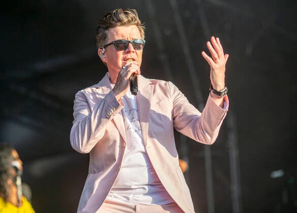. 18 09 2021. Newbury, United Kingdom. Singer Rick Astley at Newbury races, where he performed in a concert after the race meeting.  xi-Imagesx IIM-22583-0037