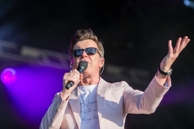 . 18 09 2021. Newbury, United Kingdom. Singer Rick Astley at Newbury races, where he performed in a concert after the race meeting.  xi-Imagesx IIM-22583-0041