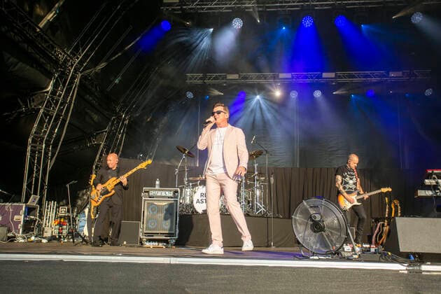 Entertainment Bilder des Tages . 18 09 2021. Newbury, United Kingdom. Singer Rick Astley at Newbury races, where he performed in a concert after the race meeting.  xi-Imagesx IIM-22583-0049