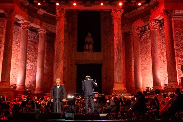 Bilder des Jahres 2021, Entertainment 09 September Entertainment Themen der Woche KW37 Italian tenor Andrea Bocelli performs on stage at Merida s Roman Theatre, in Merida. western Spain, 18 September 2021, as part of the Stone Music Festival. Andrea Bocelli in Merida !ACHTUNG: NUR REDAKTIONELLE NUTZUNG!  Copyright: xJeroxMoralesx GRAF3830 20210918-3d8db074199fbf95be87ca2ef3fc31289bbf38fa
