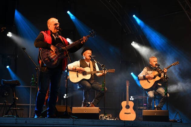 Auf der Bergehalde in Ensdorf spielt die Band Simply Unplugged am Samstag (18.9.2021) unter dem Saar-Polygon zum 5. Jahrestag des Baus dieses Denkmals für den Saarbergbau. .