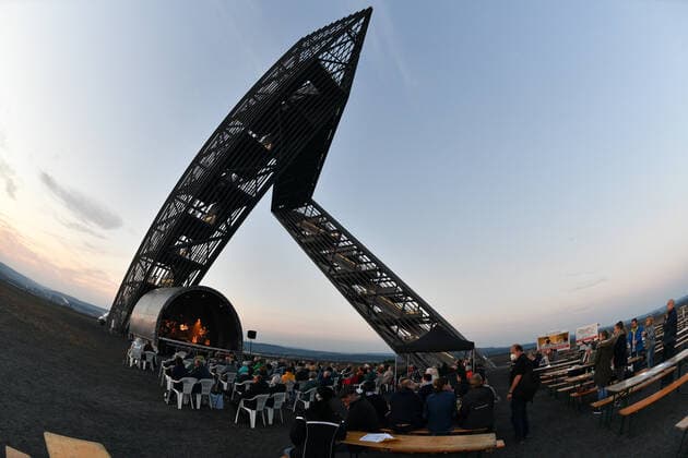 Auf der Bergehalde in Ensdorf spielt die Band Simply Unplugged am Samstag (18.9.2021) unter dem Saar-Polygon zum 5. Jahrestag des Baus dieses Denkmals für den Saarbergbau. .