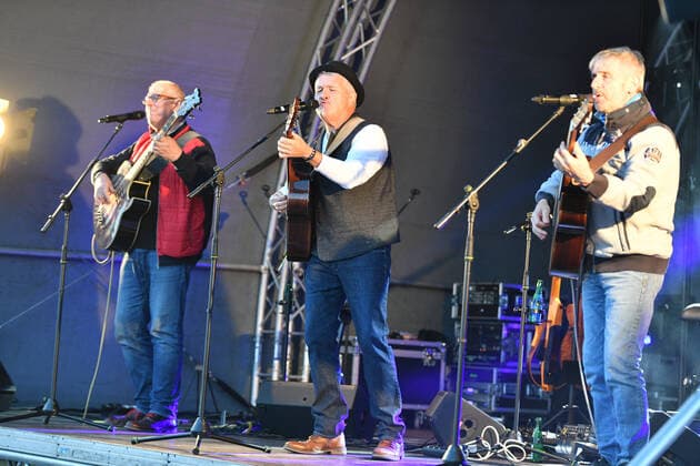 Auf der Bergehalde in Ensdorf spielt die Band Simply Unplugged am Samstag (18.9.2021) unter dem Saar-Polygon zum 5. Jahrestag des Baus dieses Denkmals für den Saarbergbau. .