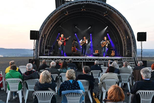 Auf der Bergehalde in Ensdorf spielt die Band Simply Unplugged am Samstag (18.9.2021) unter dem Saar-Polygon zum 5. Jahrestag des Baus dieses Denkmals für den Saarbergbau. .