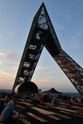 Auf der Bergehalde in Ensdorf spielt die Band Simply Unplugged am Samstag (18.9.2021) unter dem Saar-Polygon zum 5. Jahrestag des Baus dieses Denkmals für den Saarbergbau. .
