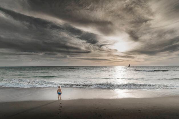 Boy looking out to sea and dramatic sky from Venice Beach, California, USA, 16.05.2016, Copyright: xJLPHx, model released, wearing,gazing,watching,blond hair,full length,rear view,solitude,childhood,discovery,awe,innocence,child,caucasian ethnicity,male,boy,only one boy,one person,united states of america,california,outdoors,coast,beach,sea,day,swimming trunks,lifestyle,sunlight,leisure,travel,vacation,5 to 6 years,travel destination,alone,scale,only male,beauty in nature,dramatic sky,looking out,calm before the storm,venice beach,May 2016 Release,Watching,Caucasian Ethnicity,Child,Elementary Age,5-6 Years,6-7 Years,Male,Boys,Amazement,Awe,Childhood,Curiosity,Innocence,Calm Before The Storm,Scale ,Solitude,One Person,USA,California,Full Ref:IS09AY143