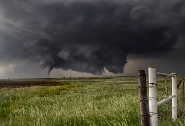 IMAGO Nature: Unsere Erde, Klimawandel, Wirbelstürme A large cone tornado touches down in an open country field from a very large angled ground-scraping wall cloud, 20.06.2016, Copyright: xJasonxPersoffxStormdoctorx texture,danger,ominous,threat,awe,nature,grass,gate,united states of america,kansas,outdoors,farm,field landscape,grassland,tornado,nobody,weather,cloud,storm,cloudscape,dramatic,natural pattern,thunderstorm,beauty in nature,dramatic sky,dodge city,natural formation,lush green,destructive,funnel cloud,June 2016 Release,Amazement,Awe,Danger,Mood,Ominous,Passion,Threat,Ornate,No People,Pattern,Natural Pattern,Textured,USA,Kansas,Grainy,Grass Family,Grass,Symbol,Orthographic Symbol,Numeral,Boundary,Gate,Farm,Grassland,Sky,Cloud,Cloudscape,Moody Sky,Dramatic Sky,Weather,Storm,Torna Ref:IS09AZ3XH