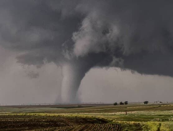 IMAGO Nature: Unsere Erde, Klimawandel, Wirbelstürme A large cone tornado touches down over the open prairie, 20.06.2016, Copyright: xJasonxPersoffxStormdoctorx texture,danger,ominous,threat,awe,nature,grass,united states of america,kansas,outdoors,farm,field landscape,grassland,prairie,tornado,nobody,weather,cloud,storm,cloudscape,dramatic,natural pattern,thunderstorm,cone,beauty in nature,dramatic sky,dodge city,natural formation,lush green,destructive,funnel cloud,June 2016 Release,Amazement,Awe,Danger,Mood,Ominous,Passion,Threat,Ornate,No People,Pattern,Natural Pattern,Textured,Geometric,Cone,USA,Kansas,Grainy,Grass Family,Grass,Symbol,Orthographic Symbol,Numeral,Farm,Grassland,Prairie,Sky,Cloud,Cloudscape,Moody Sky,Dramatic Sky,Weather,Storm,Tornado,Funnel Cloud,Thunderstorm,Outdoors, Ref:IS09AZ3XK