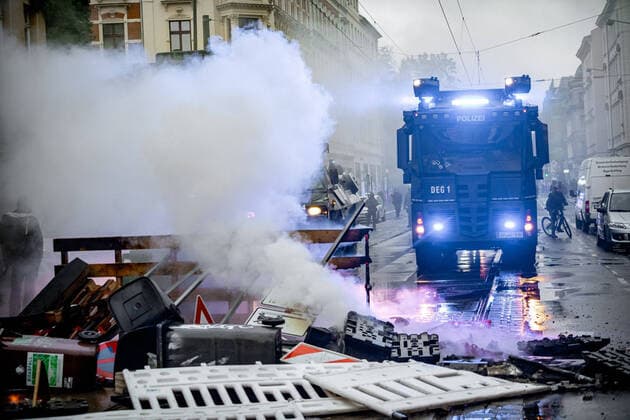 Bilder des Jahres 2021, News 09 September News Themen der Woche KW37 Wir sind alle LinX Demonstration in Leipzig Wasserwerfer löscht Barrikade. Am 18.09.2021 fand in Leipzig eine Demonstration des Kampagnenbündnis Wir sind alle LinX unter dem Motto Wir sind alle Antifaschist:innen Wir sind alle LinX statt, bei welcher es nach Beendigung der Versammlung zu Auseinandersetzungen zwischen Polizei und Demonstrant*innen kam. Wir sind alle LinX Demonstration in Leipzig Leipzig NRW Deutschland Copyright: xAaronxKarasekx