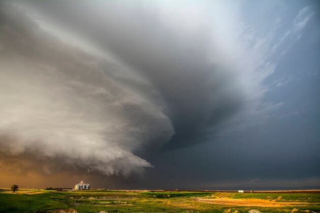 A tornado-producing supercell thunderstorm spinning over ranch land at sunset near Leoti, Kansas, 13.09.2016, Copyright: xChrisxKridlerx spinning,swirl,danger,ominous,threat,awe,uncertainty,nature,united states of america,kansas,outdoors,ranch,rural,plain landscape,day,evening,energy,environmental issue,global warming,tornado,nobody,science,weather,cloud,sky,storm,sunset and sunrise,cloudscape,force,rotating,scale,extreme,menacing,beauty in nature,forecasting,ethereal,the unknown,atmosphere,storm cloud,horizon over land,dramatic sky,farm building,supercell,September 2016 Release,leoti,climate,Spinning,Amazement,Awe,Danger,Energy,Mood,Ominous,Prediction,Scale ,Threat,Uncertainty,No People,Swirl,USA,Kansas,Animal Body Part,Work Tool,Weight Ref:IS09B20RY
