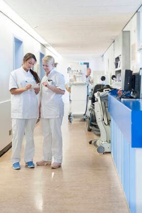 Nurses on hospital ward having discussion, 14.10.2016, Copyright: xArnoxMassex, model released, wearing,talking,planning,writing activity,full length,preparation,sharing,teamwork,20 to 24 years,25 to 29 years,caucasian ethnicity,female,woman,only women,young woman,colleague,three people,medical occupation,nurse,indoors,medical structures,hospital,hospital ward,day,surgical scrubs,medical,healthcare,medical orderly,November 2016 Release,Talking,Caucasian Ethnicity,Young Adult,20-24 Years,25-29 Years,Female,Women,Only Women,Young Women,Young Adult Woman,Healthcare Occupation,Nurse,Businesspeople,Planning,Preparation,Sharing,Teamwork,Small Group Of People,Three People,Full Length,Medicines,Workwear,Surgical Gown,Symbol,Orthographic Symbol,N Ref:IS09B2N7R
