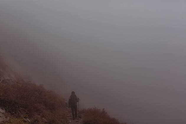 IMAGO Creative: Neue Aussichten Rear view of male hiker hiking up misty mountain track, Mineral King, Sequoia National Park, California, USA, 30.11.2016, Copyright: xPeterxAmendx, model released, wearing,recreation,hiking,full length,rear view,solitude,adventure,fitness,on the go,backpack,young man,only one young man,hiker,one person,united states of america,california,outdoors,mountain,day,dirt track,anorak,jeans,travel,vacation,backpacking,mist,active lifestyle,great outdoors,moving upwards,travel destination,alone,remote,only male,sequoia national park,wanderlust,December 2016 Release,outdoor clothing,mineral king,Male,Men,Young Men,Adventure,On The Move,Solitude,Remote,One Person,USA,California,Full Length,Rear View,Bag,Backpack,Outerwear,Coat,Raincoat,Cagoule,Trou Ref:IS09B3B4K