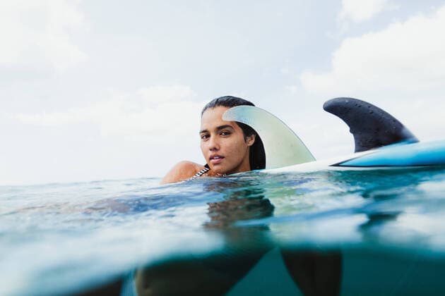 IMAGO Creative: Ruhe im Chaos Surface level view of woman on surfboard looking at camera, Oahu, Hawaii, USA, 09.12.2016, Copyright: xPeterxAmendx, model released, looking at camera,head and shoulders,cool,seduction,healthy lifestyle,serene people,sexy,confidence,nature,floating,surfboard,young adult,20 to 24 years,female,woman,young woman,only one young woman,one person,surfer,united states of america,hawaii,oahu,outdoors,sea,day,water,leisure,water sport,travel,vacation,active lifestyle,pacific islander ethnicity,surface level,Art Director s Choice,over under,January 2017 Release,Floating,Pacific Islander Ethnicity,Young Adult,20-24 Years,Female,Women,Young Women,Young Adult Woman,Confidence,Cool,Mood,Calm,Serene People,Seduction,Sensuality,One Person,USA,Hawaii,Hea Ref:IS09B3N06