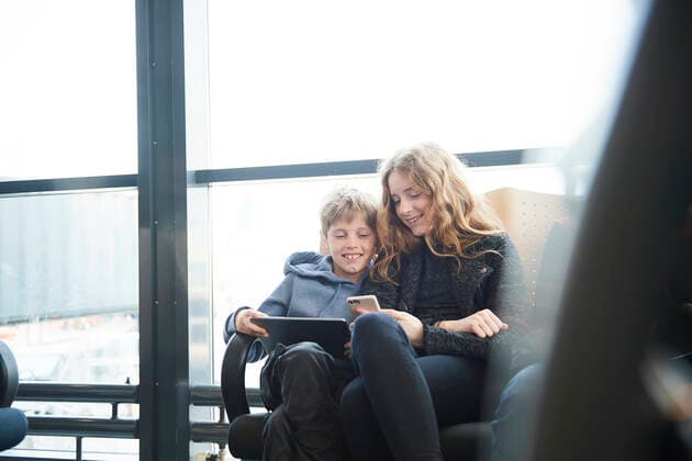 Siblings at airport on way to holiday, Copenhagen, Denmark, 02.07.2017, Copyright: xJakobxHelbigx, model released, wearing,reading,playing,looking down,waiting,differential focus,childhood,bonding,togetherness,relaxation,chair,child,teenager,13 to 15 years,caucasian ethnicity,only caucasian ethnicity,female,girl,male,boy,two people,denmark,copenhagen,outdoors,day,airport,departure lounge,crossed legs,sitting,smiling,family,sibling,brother,sister,technology,digital tablet,leisure,skiing,travel,vacation,snow,youth culture,travel destination,13 to 14 years,amusement,both male and female,smartphone,touch screen,family with two children,8 to 9 years,social media,cold,using digital tablet,passing time,enroute,copenhagen airport,ski holiday,usi Ref:IS09B65A9