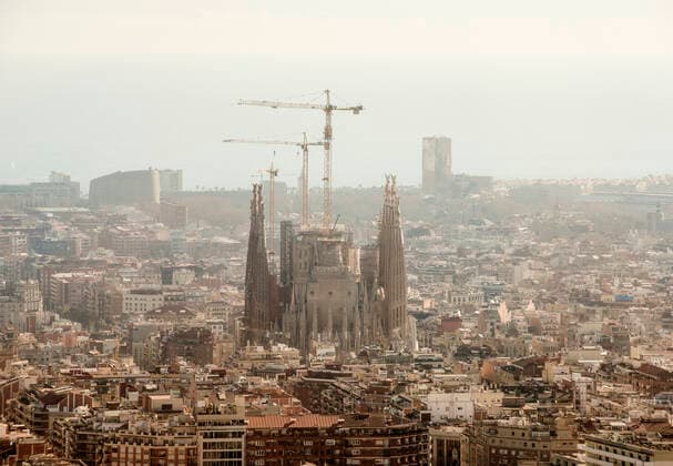 Elevated hazy cityscape view with La Sagrada Familia and construction cranes, Barcelona, Spain, 11.08.2017, Copyright: xMaxxBailenx elevated view,abundance,heritage,history,construction crane,rooftop,architecture,landmark,europe,spain,barcelona,catalonia,skyscraper,outdoors,skyline,urban,cityscape,religious structures,sagrada familia,summer,day,air pollution,tall,spanish culture,nobody,religion,tourism,travel,mist,building exterior,travel destination,vast,tourist destination,towering,gaudi,August 2017 Release,Abundance,Landmark,No People,Tall,Giant,Pollution,Air Pollution,Art Nouveau,Gaudi,Southern Europe,Iberian Peninsula,Spain,Catalonia,Barcelona,High Angle View,Construction Equipment,Construction Machinery,Industrial Crane,Symbol,Orth Ref:IS09B7R8B