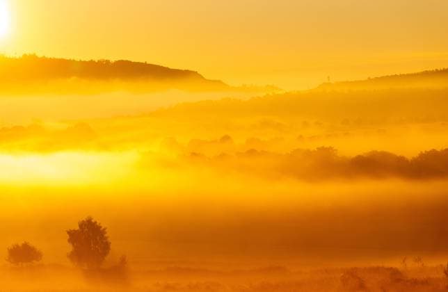 IMAGO Creative, Jahreszeit Herbst auf dem Land News Themen der Woche KW37 News Bilder des Tages Herbstnebel im Taunus Eine dünne Nebeldecke überzieht bei Sonnenaufgang die Landschaft bei Wehrheim in Hessen. Am 22. September ist kalenderischer Herbstanfang., Wehrheim Deutschland *** Autumn fog in the Taunus A thin blanket of fog covers the landscape near Wehrheim in Hesse at sunrise On 22 September is the calendar beginning of autumn , Wehrheim Germany