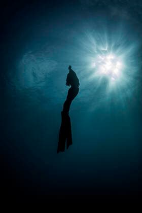 IMAGO Creative: Sommer Sport - Strand Underwater view of silhouetted female free diver moving up towards sun rays, New Providence, Bahamas, 18.09.2017, Copyright: xKenxKieferx2x, model released, diving,hobby,full length,side view,silhouette,underwater,concentration,awe,freedom,grace,on the go,nature,diving flipper,female,woman,mature woman,only one mature woman,one person,bahamas,new providence,outdoors,sea,day,environmental issue,sunlight,water,science,sport,vacation,active lifestyle,holding breath,moving upwards,poised,sunbeam,only female,freediving,freediver,blue sea,September 2017 Release,Breathing,Holding Breath,Diving,Thinking,Concentration,Female,Women,Amazement,Awe,Freedom,Grace,On The Move,Submerged,One Person,The Caribbean,Bahamas,Full Length,Side View,Back Lit,Si Ref:IS09B82B5