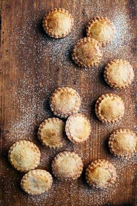 Freshly baked mince pies, dusted with sugar, on wooden counter, overhead view, 28.11.2017, Copyright: xDebbyxLewis-Harrisonx still life,studio shot,abundance,festive,indulgence,fresh,kitchen counter,wood,large group of objects,indoors,celebrations,christmas,food-and-drink,food,mince pie,dessert,pastry,sugar,nobody,ready-to-eat,sweet food,dusted,December 2017 Release,Abundance,Celebration,Enjoyment,Festivity,Freshness,Indulgence,Large Group Of Objects,No People,Christmas,Food,Sugar,Ready-To-Eat,Dessert,Pie ,Mince Pie,Snack,Pastries,Sweet Food,Furniture,Counter,Kitchen Counter,Symbol,Orthographic Symbol,Numeral,Wood,Indoors,Studio Shot,Still Life Ref:IS09B9F33