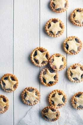 Freshly baked mince pies, overhead view, 28.11.2017, Copyright: xDebbyxLewis-Harrisonx still life,studio shot,star shape,abundance,festive,indulgence,fresh,kitchen counter,large group of objects,indoors,celebrations,christmas,food-and-drink,food,mince pie,dessert,pastry,sugar,nobody,ready-to-eat,sweet food,dusted,December 2017 Release,Abundance,Celebration,Enjoyment,Festivity,Freshness,Indulgence,Large Group Of Objects,No People,Geometric,Star Shape,Christmas,Food,Sugar,Ready-To-Eat,Dessert,Pie ,Mince Pie,Snack,Pastries,Sweet Food,Furniture,Counter,Kitchen Counter,Symbol,Orthographic Symbol,Numeral,Indoors,Studio Shot,Still Life Ref:IS09B9F35