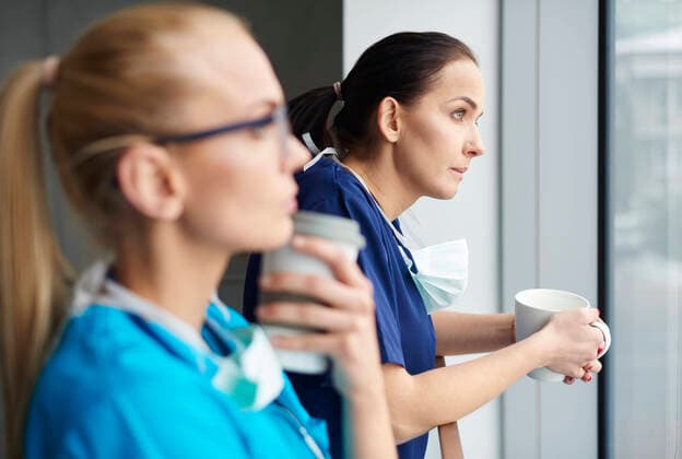 IMAGO Creative: Gesundheit, Burnout Two surgeons taking a break, looking out of window, holding coffee cups, 22.02.2018, Copyright: xGpointstudiox, model released, , property released, wearing,holding,looking through window,differential focus,failure,loss,overwork,stress,exhaustion,knowledge,skill,teamwork,emotion,despair,disappointment,sadness,coffee cup,disposable cup,mid adult,35 to 39 years,young adult,25 to 29 years,caucasian ethnicity,female,woman,mid adult woman,only women,young woman,colleague,two people,medical occupation,doctor,surgeon,indoors,hospital,day,surgical scrubs,protective clothing,surgical mask,medical,taking a break,healthcare,February 2018 Release,Resting,Taking A Break,Holding,Looking Through Window,Caucasian Ethnicity,Mid Adult,35-39 Years,Young Adu Ref:IS09BC2SP