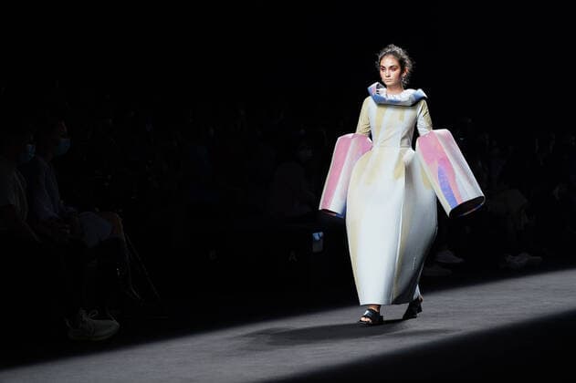 Bilder des Jahres 2021, Entertainment 09 September Entertainment Themen der Woche KW37 Entertainment Bilder des Tages September 19, 2021, Madrid, Spain: A model walks the runway at the Morle fashion show during the EGO Mercedes Benz Fashion Week Madrid (MBFWM) at IFEMA. Madrid Spain - ZUMAs197 20210919_zaa_s197_025 Copyright: xAtilanoxGarciax