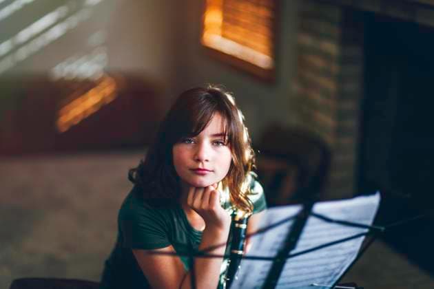 IMAGO Creative: NGO, Ausbildung für Kinder Girl daydreaming at clarinet practice, 27.03.2018, Copyright: xRebeccaxNelsonx, model released, , property released, daydreaming,practising,looking at camera,brown hair,differential focus,portrait,waist up,childhood,calm,music stand,clarinet,child,female,girl,only one girl,pre-adolescent girl,only one pre-adolescent girl,one person,indoors,sitting,shadow,music,10 to 12 years,resting on hand,April 2018 Release,clarinettist,Physical Activity,Practising,Sitting,Thinking,Contemplation,Day Dreaming,Child,Pre-Adolescent Child,Female,Girls,Girl,Performer,Musician,Piper,Clarinettist,Childhood,Mood,Calm,One Person,Looking At Camera,Waist Up,Selective Focus,Brown Hair,Musical Instrument,Wind Instrument,Clarinet,Music Stand,Symbol,Orthographic Symbo Ref:IS09BC8UT