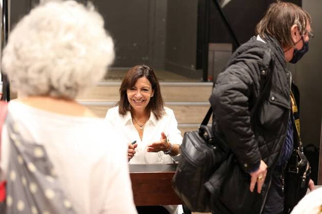 Anne Hidalgo Maire de Paris dedicace son livre Une femme francaise a la Librairie Le Divan NEWS: dedicace du livre d Anne Hidalgo - Paris - 19 09 2021 JonathanRebboah Panoramic  PESRK24022012