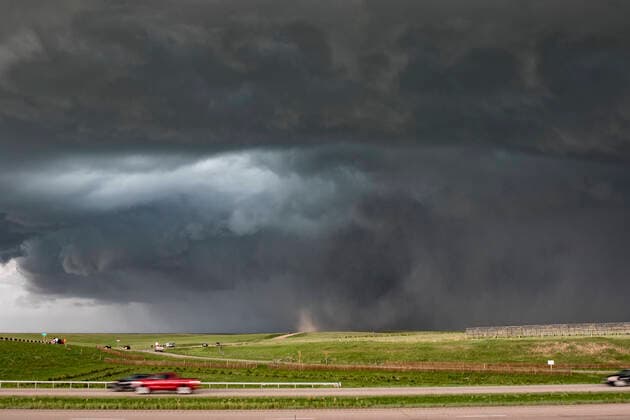 IMAGO Nature: Unsere Erde, Klimawandel, Wirbelstürme Supercell forms over rural Wyoming, US, A high-precipitation tornadic supercell forms over rural Wyoming. Here the clear slot wraps around the parent mesocyclone. The dust in the foreground is not the tornado, but a small gustnado forming along the rear flank downdraft gust front 02.07.2018, Copyright: xJasonxPersoffxStormdoctorx differential focus,motion,threat,connections,nature,united states of america,wyoming,outdoors,rural,day,road,highway,energy,tornado,nobody,travel,weather,cloud,storm,transport,car,blurred motion,field,dramatic sky,severe,gray sky,supercell,gustnado,drama,mesocyclone,chugwater,flat landscape,July 2018 Release,rear flank downdraft,precipitation,Connection,Energy,Motion,Severe,Threat,No People,USA,Wyoming,Selectiv Ref:IS09BJ4OT