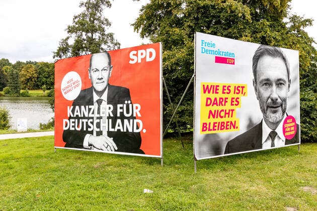 DEU, Deutschland, Nordrhein-Westfalen, Münster, 19.09.2021: Bundestagswahlkampf 2021 Wahlplakate SPD, Olaf Scholz; FDP, Christian Lindner