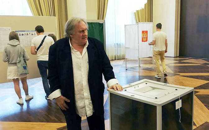 Bilder des Jahres 2021, Entertainment 09 September Entertainment Themen der Woche KW37 Entertainment Bilder des Tages PARIS, FRANCE - SEPTEMBER 19, 2021: Actor Gerard Depardieu visits the Russian embassy to vote in the 2021 Russian parliamentary election. Russia holds elections to the State Duma of the 8th convocation on September 17-19, along with nine gubernatorial and 39 regional legislative elections. Pyotr Larionov TASS  TS1112C8