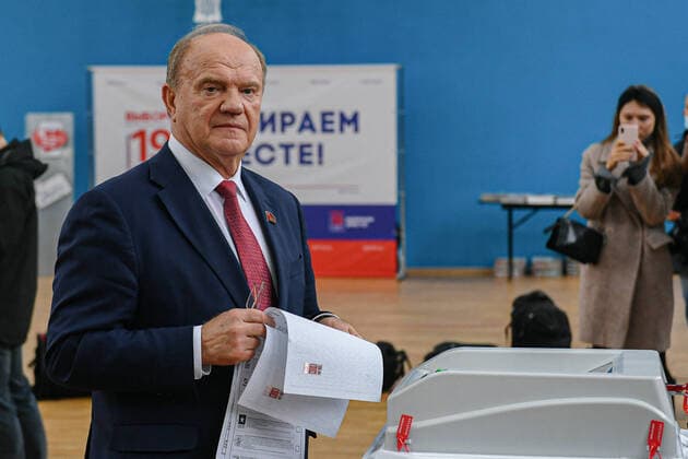 Bilder des Jahres 2021, News 09 September News Themen der Woche KW37 News Bilder des Tages (210919) -- MOSCOW, Sept. 19, 2021 -- Gennady Zyuganov, chairman of the Central Committee of the Communist Party of the Russian Federation, votes during the elections of the State Duma in Moscow, Russia, Sept. 19, 2021. Russia holds elections for deputies of the State Duma, or the lower house of parliament, from Sept. 17 to 19. ) RUSSIA-MOSCOW-STATE DUMA-ELECTIONS EvgenyxSinitsyn 