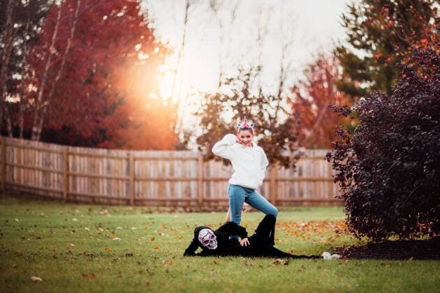 IMAGO Creative, Jahreszeit Herbst, Ferien Siblings in halloween costume posing in park, 05.12.2018, Copyright: xRebeccaxNelsonx, model released, wearing,playing,pretending,looking at camera,differential focus,full length,lens flare,portrait,horror,mischief,childhood,real people,bonding,carefree,creativity,cute,festive,freedom,fun,harmony,imagination,quality time,togetherness,excitement,happiness,joy,nature,tree,child,skull,female,girl,pre-adolescent girl,male,boy,pre-adolescent boy,two people,wooden fence,outdoors,park,autumn,day,costume,costume mask,hooded top,jeans,celebrations,halloween,hands behind head,posing,smiling,family,sibling,brother,sister,make-up,hair band,sunlight,leisure,unicorn,10 to 12 years,partially obscured,resting on elbow,enjoyment,both male and female,anim Ref:IS09BT7EP