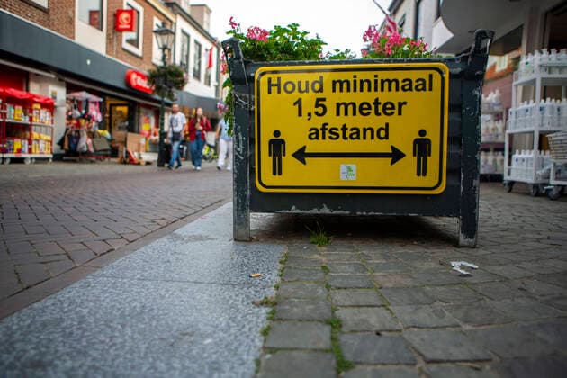 Straßenszene in der Gemeinde Sluis ( Zeeland Niederlande ). In den Niederlanden sollen am 25. September die meisten Coronabeschränkungen aufgehoben werden, so zum Beispiel die Abstandsregel und Maskenpflicht. Corona in den Niederlanden
