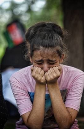 Frauen unter dem Taliban Regime in Afghanistan NEW DELHI, INDIA SEPTEMBER 19: An Afghan girl breaks down during a peace protest against Taliban?s treatment of women and children in Afghanistan, at Jangpura, in New Delhi, India. (Photo by Sanchit Khanna Hindustan Times ) Afghan Nationals Protest Against Taliban in Delhi