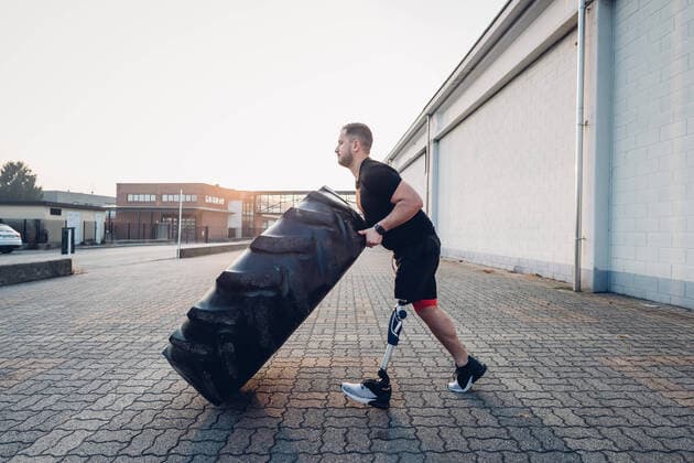 IMAGO Creative: Resilienz IMAGO Creative: Clickbait, Sport und Fitness Man with prosthetic leg weight training with giant tyre, 13.03.2019, Copyright: xEugenioxMarongiux training,Art Director s Choice,accessibility,ambition,amputee,artificial,aspiration,buildings,caucasian ethnicity,challenge,conquering adversity,day,determination,differential focus,disability,exercising,fitness,full length,giant,healthy lifestyle,independence,male,man,March 2019 Release,one person,only one man,opportunity,outdoors,prosthetic leg,pushing,real people,side view,sport,sportswear,strength,support,tire,vitality,walking,wearing,weightlifting,well being,wheel,Pushing,Walking,Caucasian Ethnicity,Male,Men,Victim,Amputee,Accessibility,Aspiration,Challenge,Determination,Independence,Opportunity,Conquering Adversity,Strength,Support,Vi Ref:IS09BY7CO