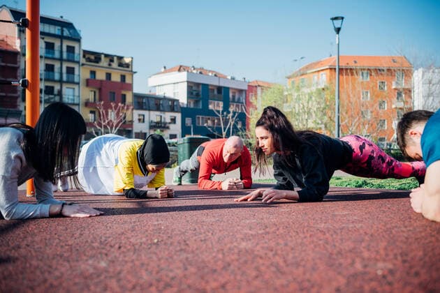 IMAGO Creative: Sport in der Stadt Calisthenics class in park, males and females doing push ups, 15.05.2019, Copyright: xEugenioxMarongiux, model released, wearing,exercising,exercise class,push-ups,recreation,side view,three quarter length,concentration,control,determination,real people,athleticism,bonding,fitness,healthy lifestyle,sharing,teamwork,togetherness,well being,friendship,50 to 54 years,20 to 24 years,25 to 29 years,caucasian ethnicity,mixed race ethnicity,multi-ethnic group,female,woman,young woman,male,man,mature man,young man,five people,italy,milan,outdoors,park,urban,day,leggings,t-shirt,hijab,sportswear,sport,active lifestyle,building exterior,poised,surface level,both male and female,public housing,lombardy,strength training,calisthenics,May 2019 Releas Ref:IS09C0J40